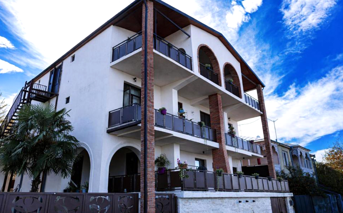 კახეთში, ნომერი 2 ან 3 სტუმარზე საუზმით და აივნით